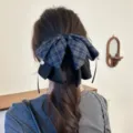 Pince à cheveux élégante avec nœud à carreaux bleu marine, rubans noirs et perles pour femme. - Pince à Queue de Cheval à Carreaux Bleus