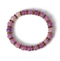 Nahaufnahme Detail des lila Edelstein Perlenarmbands mit goldenen Strass-Abstandsringen. - Lila