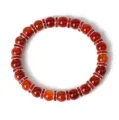 Detailopname van een rode chalcedoon kraal armband met sprankelende strass ringen. - Rood