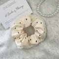 Chouchou en satin beige à pois de style français avec élégante bordure en dentelle - L / Pois Dentelle