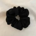 Chouchou noir texturé élégant avec bordure à volants froncés - L / Seersucker Noir