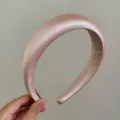 Elegante diadema acolchada de satén rosa champán con un acabado brillante de calidad - Rosa Claro