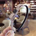Elegante diadema de tela a cuadros con un lazo de diamantes brillantes y dientes antideslizantes - Caqui