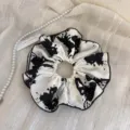 Chouchou élégant en satin imprimé abstrait noir et blanc avec bords à volants - L / Fleurs à l'Encre Blanc