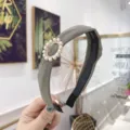 Elegante grijze stoffen haarband met een decoratieve parelcirkel en antislip tanden - Koreaans Groen (Ovaal)