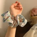 Chouchou élégant en satin fleuri avec bordure ondulée pour un style français chic - L / Lapin Rose Bleu Crème Glacée