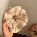 Chouchou en satin floral élégant avec bords volantés et design vintage français chic - L / Fleurs Rose Fille