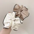 Chouchous élégants en satin avec bordure noire, style français minimaliste - L / Texture Bordée Blanc