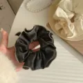 Chouchous élégants en satin noir et crème avec bords à volants, accessoires de style français. - Style à Bords Fins / 2 Pièces/Ensemble / Noir + Beige