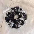 Chouchou en satin à imprimé fleuri de style français avec bordure festonnée élégante - Style Floral à l'Encre / 1 Pièce / Noir