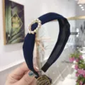 Eleganter dunkelblauer Haarreif aus Stoff mit einer Perlen- und Strass-Verzierung. - Marineblau (Oval)