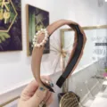 Eleganter brauner stoffumwickelter Haarreif mit Perlenschnalle und rutschfesten Innenzähnen - Khaki (Oval)