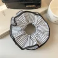 Chouchou rayé noir et blanc de style français avec bords à volants en satin élégant - Style Élégant à 4 Couches / 1 Pièce / Rayures Noires et Blanches
