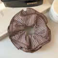 Chouchou élégant style français en satin à rayures marron et blanc avec bords volantés - Style Élégant à 4 Couches / 1 Pièce / Rayures marron