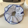 Chouchou élégant à rayures bleues et blanches avec bords volantés de style français classique - Style Élégant à 4 Couches / 1 Pièce / Rayures bleues et blanches
