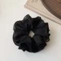 Chouchou élégant en satin noir plissé style français avec bordure à volants design - Motif à Carreaux / 4 Couches Super Élastique / Noir