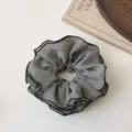 Chouchou élégant style français à carreaux noirs et blancs avec bords à volants - Motif à Carreaux / 4 Couches Super Élastique / Gris