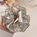 Chouchou en satin fleuri de style français avec bords à volants rayés bleus tenu à la main - Style Floral / Vert Gris