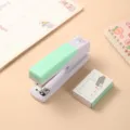 Set cucitrice da tavolo colore Morandi con scatola punti, cancelleria per ufficio e scuola. - Verde