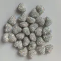 Primer plano detallado de cuentas de arcilla con diamantes de imitación de corazón blanco, DIY. - 12*15mm / Blanco AB