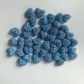 Nahaufnahme Detailansichtblauer Strassherzperlen mit funkelnder Oberflächeund Halbbohrung. - 12*15mm / Blassblau