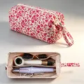 Grand sac de rangement matelassé à fleurs pour sèche-cheveux et fer à friser avec poches - Avec Diviseurs / Blanc avec fleurs rouges