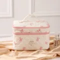 Detailansicht einer cremefarbenen gesteppten Kosmetiktasche mit rosa Schleifen - 23*16*16cm / Weiß mit rosa Schleife