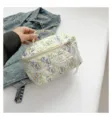 Detailed view of the handheld quilted cotton cosmetic bag with a cute floral pattern - L / 23x14.5x14cm / Green Flower