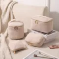 4-teiliges Cord-Kosmetiktaschen-Set in Beige mit weicher Textur und Goldreißverschlüssen - Dreieckige Tasche / 15x11x11cm / Khaki