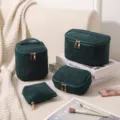 Detailansicht eines 4-teiligen Kordsamt-Kosmetiktaschen-Sets in Dunkelgrün - Dreieckige Tasche / 15x11x11cm / Dunkelgrün