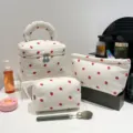 Cremeweißes Cord-Kosmetikbeutel-Set mit rotem Erdbeerdruck für die Reiseaufbewahrung - Eimer Handtasche / 19.5x15.5x14.5cm / Erdbeere Weiß