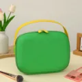 Variante de trousse de maquillage verte en EVA avec dragonne jaune vif à la main - Sans Plaque / Vert Fruit