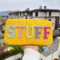 Trousse de maquillage en nylon jaune avec écussons "STUFF" à paillettes. - Jaune