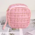 Élégante mini trousse à maquillage en tweed rose avec détails dorés et dragonne pratique - 14*13*5.5 / Rose rosé