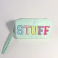 Trousse de maquillage en nylon vert menthe avec broderie chenille STUFF colorée. - Avec Dragonne / Vert menthe