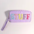 Trousse à maquillage en nylon violet avec patchs chenille STUFF et une dragonne. - Avec Dragonne / Violet