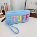 Trousse de maquillage en nylon bleu avec écussons 'STUFF' en chenille et dragonne. - Avec Dragonne / Bleu ciel