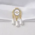 Detailansicht goldene Bienenbrosche mit Strass und drei Perlen-Tropfenanhängern - Weiße Biene Modell