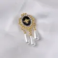 Nahaufnahme einer Vintage Gold Biene Brosche mit Strasssteinen und Perlenanhängern - Schwarze Biene