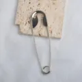 Übergroße silberne Sicherheitsnadel als Haarschmuck für einen minimalistischen Look - Großer Nadelstil (Silber) / Silber