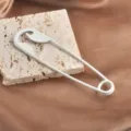 Dekorative übergroße Sicherheitsnadel-Haarklammer mit mattweißem Finish und Stil - Großer Nadelstil (Off-White) / Gebrochenes Weiß