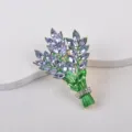 Detailansicht einer eleganten Lavendelstrauß-Brosche mit lila und grünen Kristallen - Lavendelstrauß(230527-2) / Blau (03)