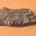 Detailansicht der Vintage-Brosche in Silber mit Lebensbaum- und Herzanhängern. - Lebensbaum Herz Stil (01款)