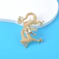 Detailansicht einer goldenen chinesischen Drachenbrosche mit strukturierten Schuppen - Mattgoldener Drache (230720-1)