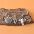 Detailansicht der Vintage-Sicherheitsnadel-Brosche mit Elefanten- und Palmenanhängern - Retro Elefant Kokosnussbaum Stil (03款)