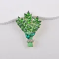 Makro-Detail einer eleganten grünen Kristall-Blumenstrauß-Brosche mit Strasssteinen - Lavendelstrauß(230527-2) / Grün (04)