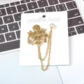 Detailansicht einer Vintage-Brosche mit Adler-Emblem, Gold-Finish und Kristallstecker - Adlerwappen / Stil 01 Antikgold (230806-1)