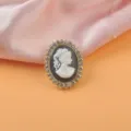 Primer plano de broche magnético de camafeo vintage con pedrería y marco de color oro - Camafeo Pequeño