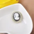 Vista detallada de un elegante broche magnético de camafeo con cristales brillantes. - Camafeo Grande