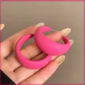 Große fuchsienrosa matte C-förmige Creolen für Damen, lebhafter Bonbon-Farbschmuck - Fuchsia